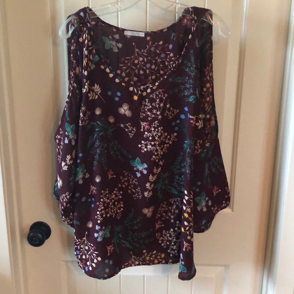 Le Lis Cold-Shoulder Top